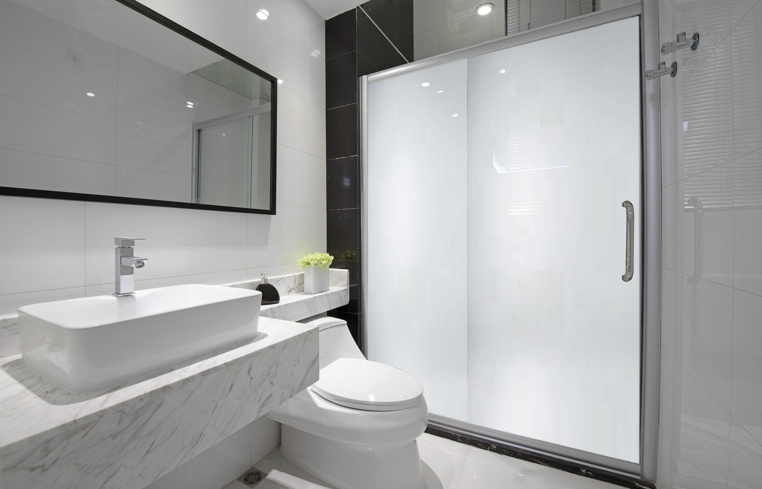 Baño con laminado inteligente